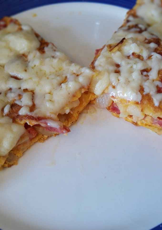 Una foto de Tortilla con papas, chorizo y cebolla, gratinada con queso