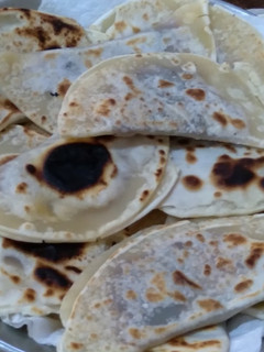 Una foto de Un "algo" con tapas de empanadas