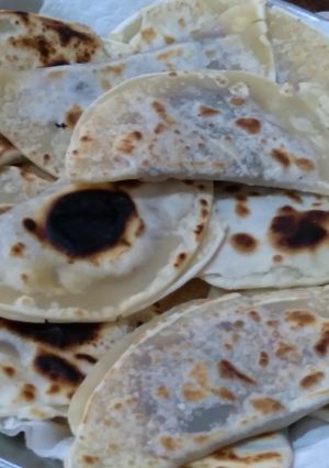 Una foto de Un "algo" con tapas de empanadas