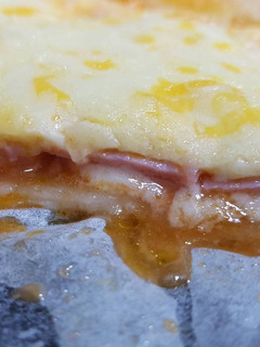 Una foto de Pizza de Jamón York y Quesos!!😋🍴