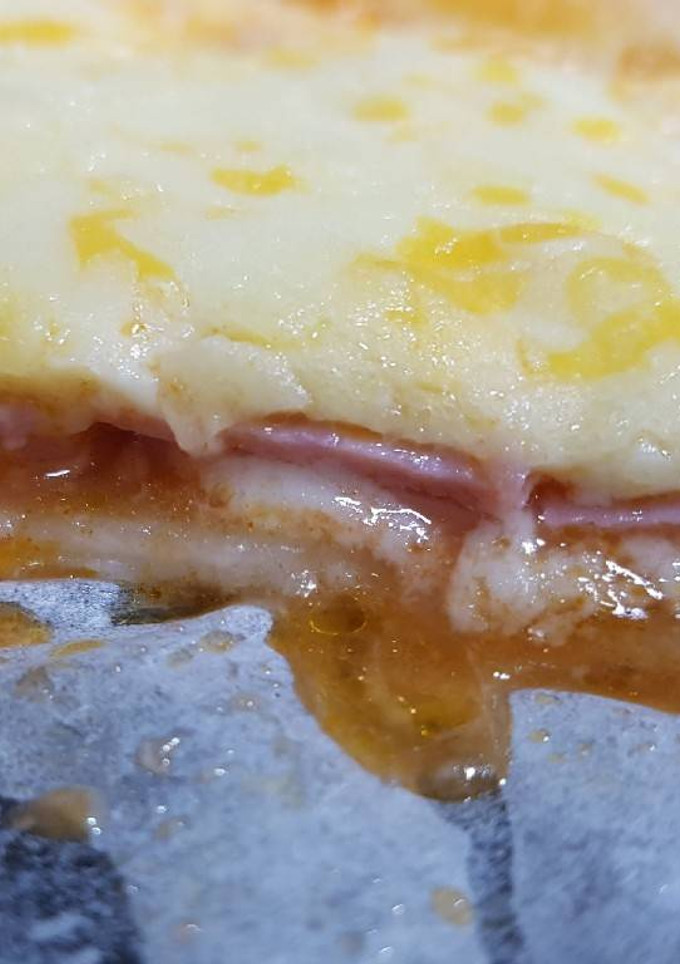 Una foto de Pizza de Jamón York y Quesos!!😋🍴