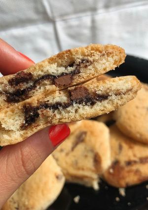 Una foto de Cookies rellenas y con chips de choco 🍫 🍪
