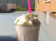 Une photo de milkshake fraise