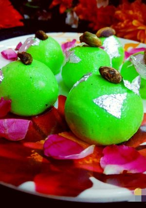 A picture of Pista sandesh.