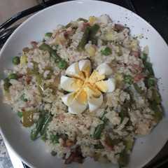 Una foto de Arroz con bacon y verduras verdes