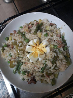 Una foto de Arroz con bacon y verduras verdes