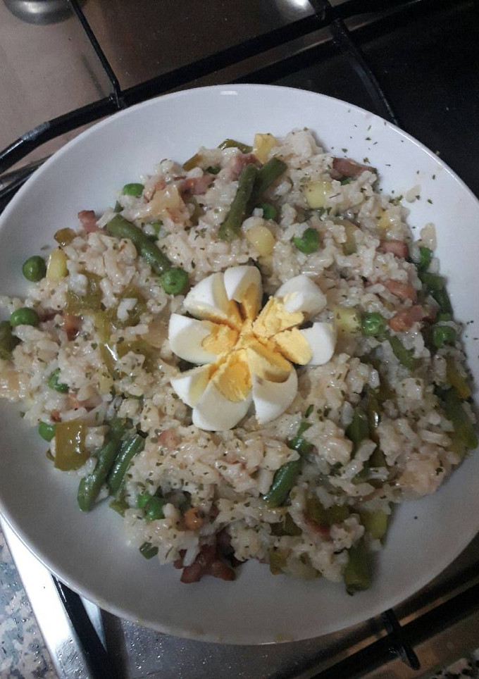 Una foto de Arroz con bacon y verduras verdes