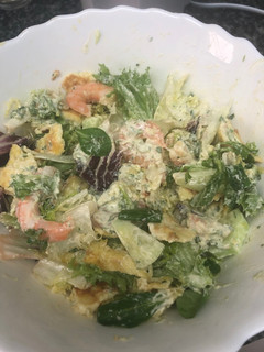 Una foto de 64. Ensalada verde con gambas y tortilla de queso (entrante ensalada)