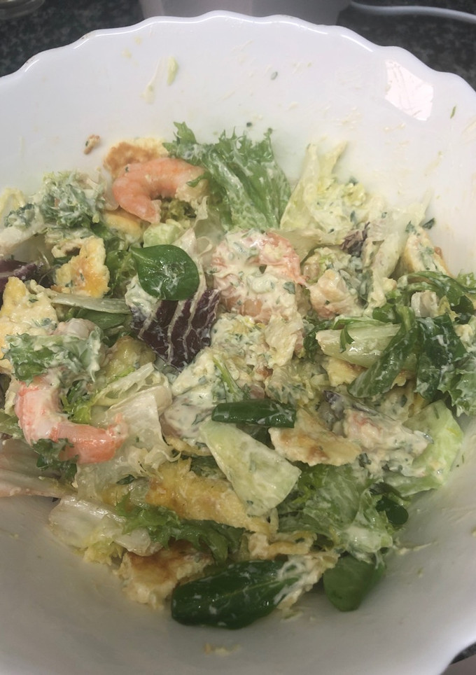 Una foto de 64. Ensalada verde con gambas y tortilla de queso (entrante ensalada)