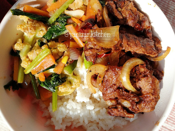 Langkah Mudah untuk Membuat Spicy beef rice bowl, Enak Banget