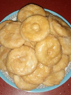 मीठी खस्ता मठरी(Meethi khasta mathri recipe in Hindi) रेसिपी मुख्य फोटो