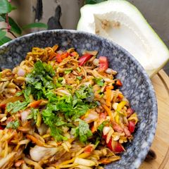 A picture of Thai raw papaya salad.