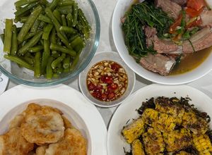 Hình của món Cơm nhà với canh sườn rau muống nấu sấu, ngô chiên bơ rong biển vụn, đậu cove luộc rắc mè, chả mực.