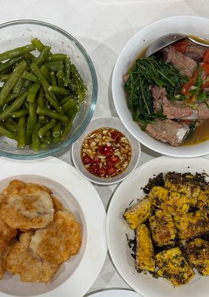 Hình của món Cơm nhà với canh sườn rau muống nấu sấu, ngô chiên bơ rong biển vụn, đậu cove luộc rắc mè, chả mực.