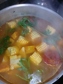 Una foto de Rica y simple sopa de verduras😊