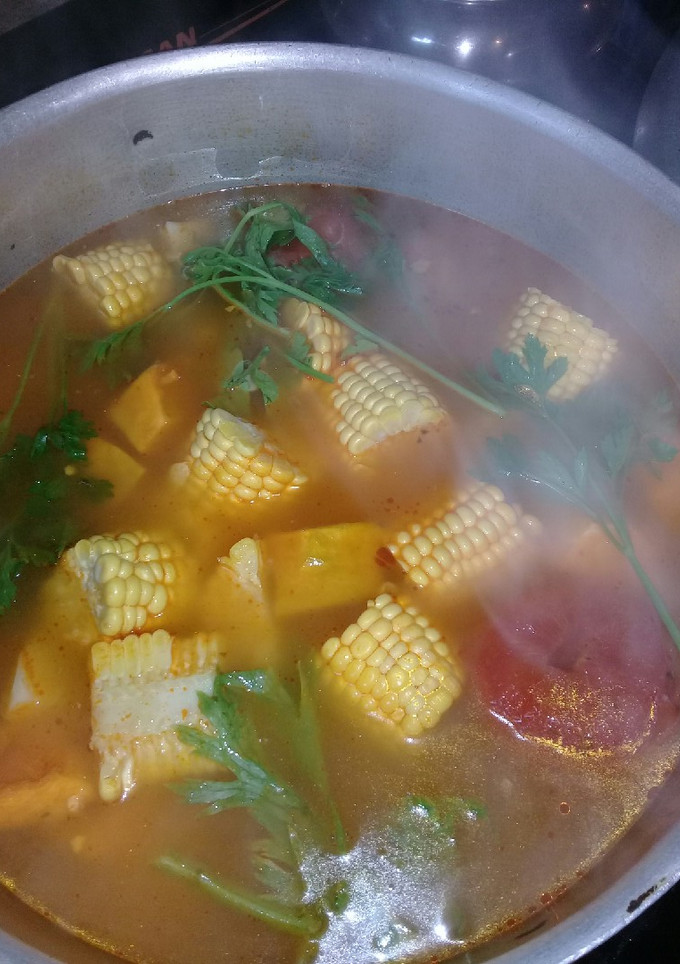 Una foto de Rica y simple sopa de verduras😊