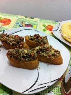 Una foto de Pintxo de champiñones y piquillo