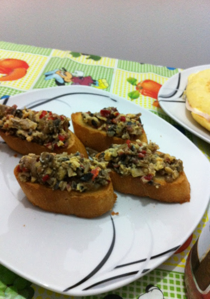 Una foto de Pintxo de champiñones y piquillo