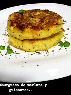 Una foto de Hamburguesa de merluza y guisantes🐟