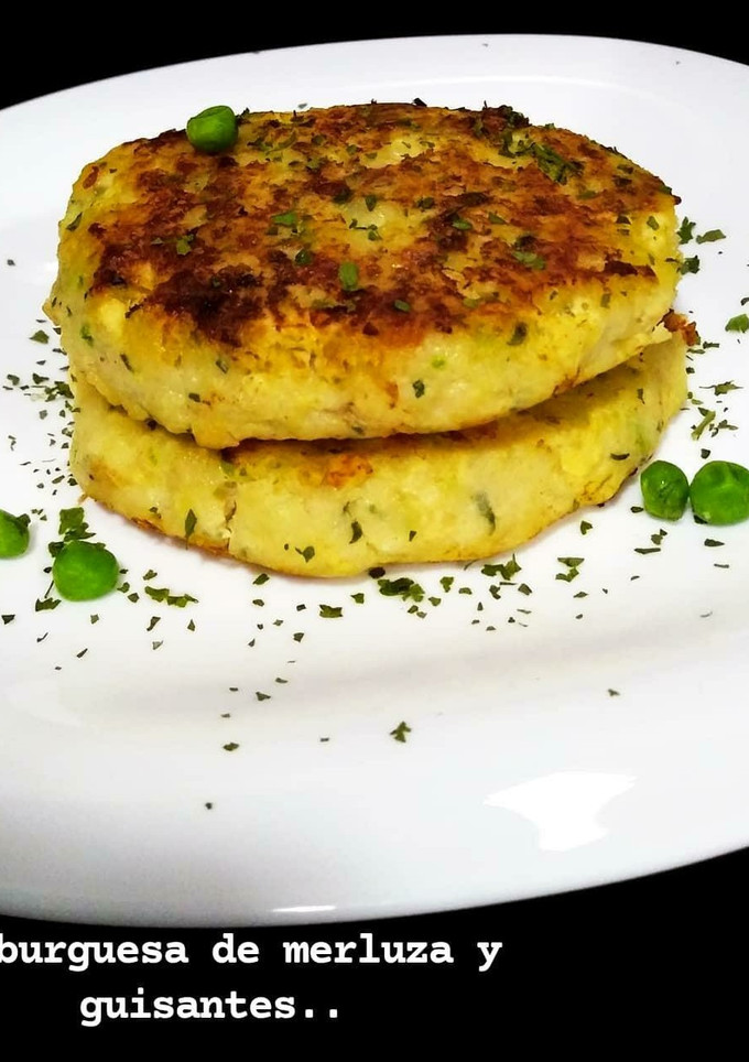 Una foto de Hamburguesa de merluza y guisantes🐟