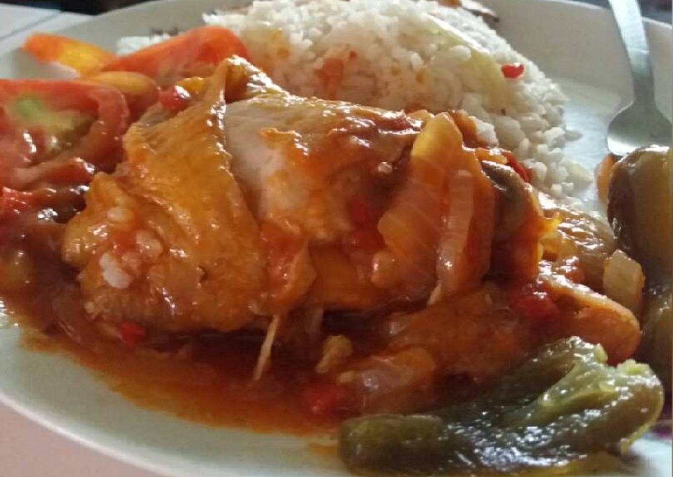Pollo sudado en salsa de tomate