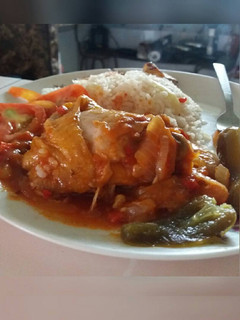 Una foto de Pollo sudado en salsa de tomate