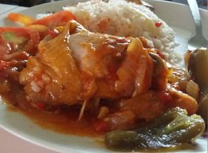 Una foto de Pollo sudado en salsa de tomate