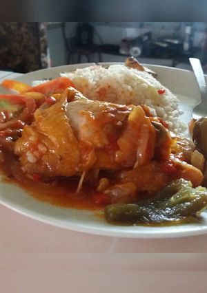 Una foto de Pollo sudado en salsa de tomate