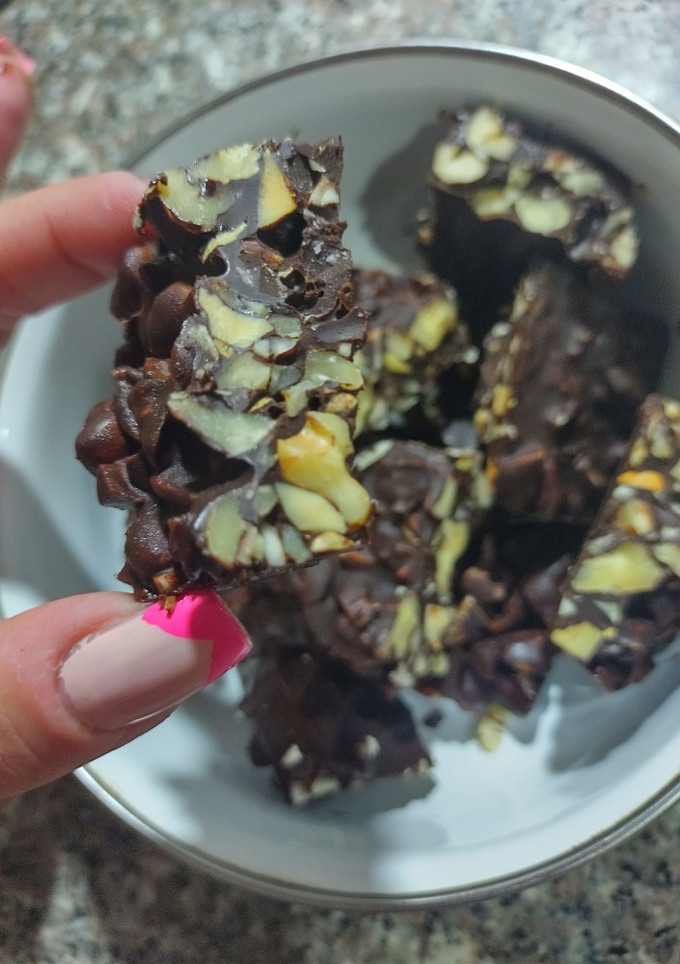 Una foto de ~Cuadraditos de choco🍫 y frutos secos🥜🌰~