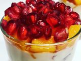 Yogur griego con melocotón y granada