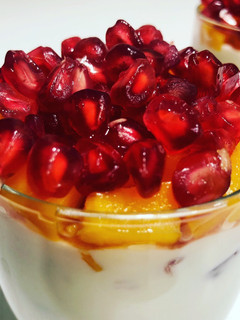 Una foto de Yogur griego con melocotón y granada