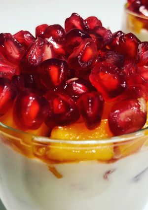 Una foto de Yogur griego con melocotón y granada