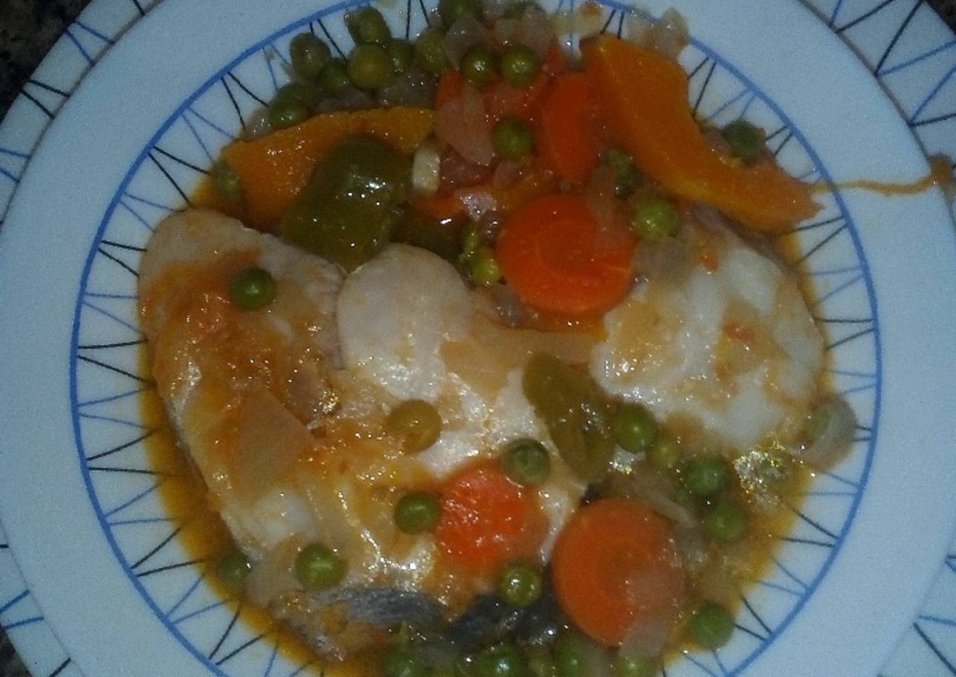Pescadilla guisada con verduras muy fácil