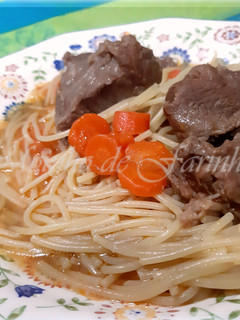Foto de Carne guisada com esparguete