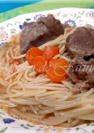 Foto de Carne guisada com esparguete