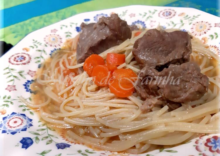Carne guisada com esparguete