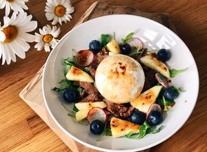 Hình của món Salad Bò Xào, Cải Rocket, Trái Cây & Phô Mai Burrata Sốt Balsamic Mù Tạt.