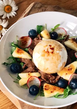 Hình của món Salad Bò Xào, Cải Rocket, Trái Cây & Phô Mai Burrata Sốt Balsamic Mù Tạt.