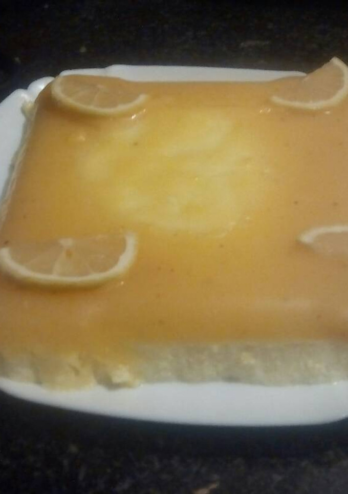 Una foto de tarta de mus de limon y crema de limon 