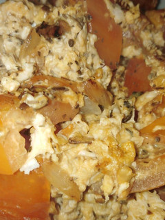 Una foto de Revuelto de tomate cebolla y curry