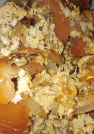 Una foto de Revuelto de tomate cebolla y curry