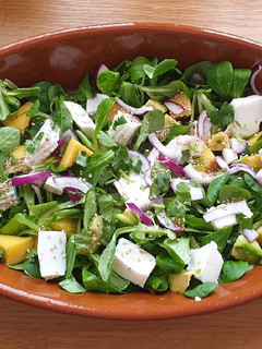 Una foto de Ensalada canónigos, mango, aguacate y queso fresco