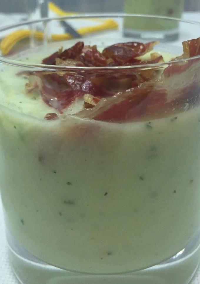 Una foto de Sopa de Melón con crujiente de Jamón