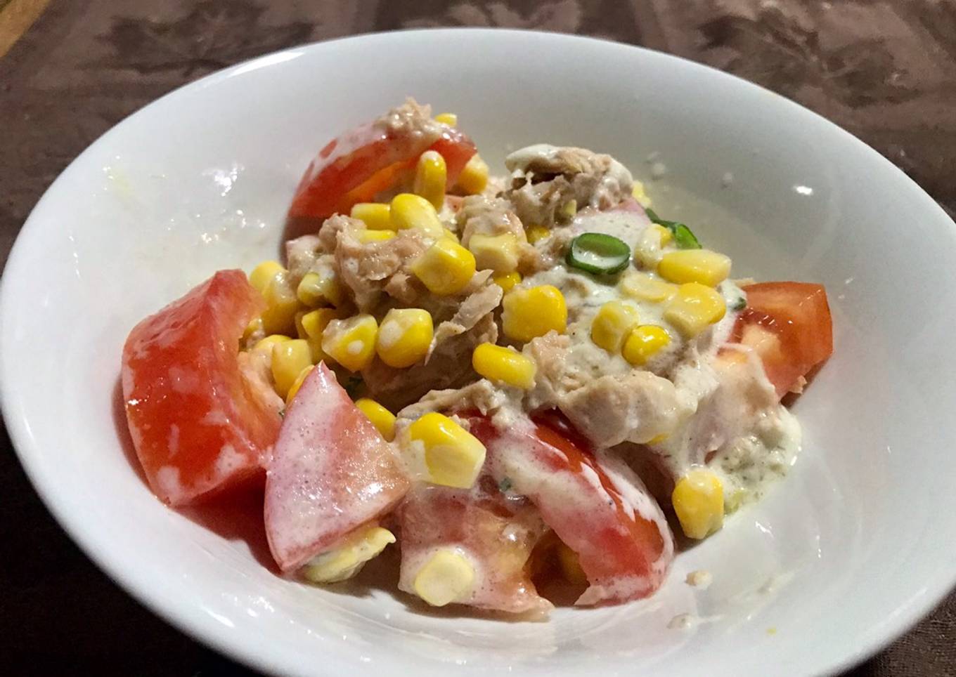 Ensalada atún tomate y algo más