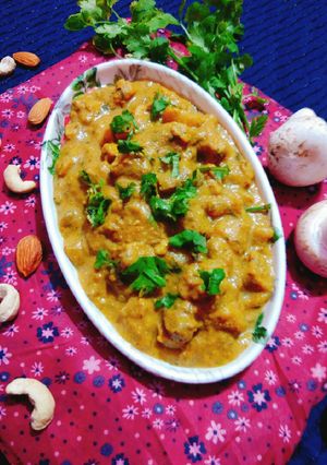 A picture of Almond and cashew nuts loaded mushroom curry.