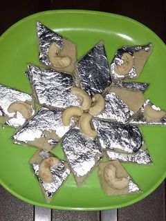 काजू कतली (kaju katli recipe in Hindi) रेसिपी मुख्य फोटो