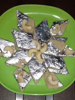 काजू कतली (kaju katli recipe in Hindi) रेसिपी मुख्य फोटो