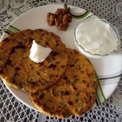 A picture of Makki & mulli ke patte ka paratha (radish leaves).