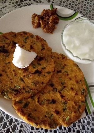 A picture of Makki & mulli ke patte ka paratha (radish leaves).