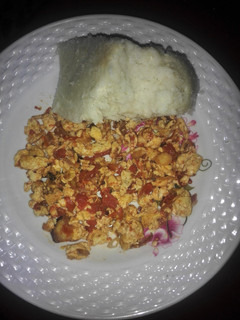A picture of Fried eggs served with ugali.